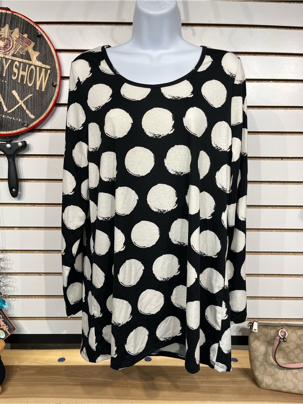 LuLaRoe Lynnae tee size large - Picture 2 of 10